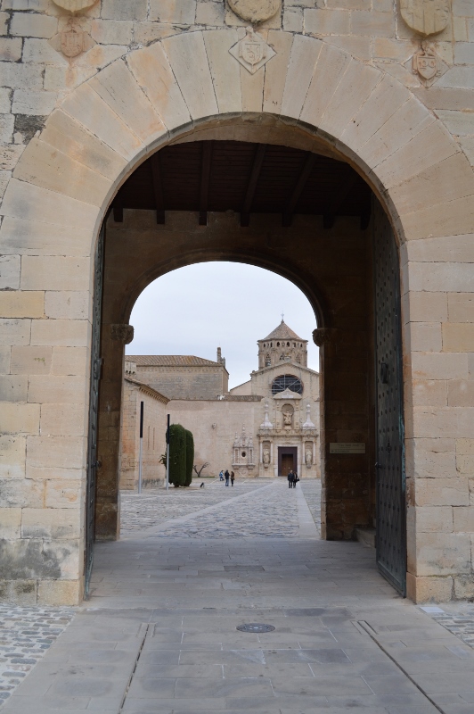 Arco de la Puerta Dorada. Monasterio de Poblet