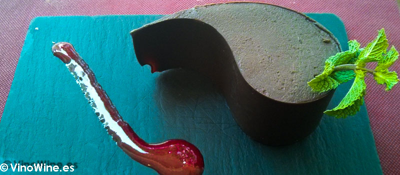 Lágrima de chocolate rellena de mousse de trufa de la Barra de César Anca en Alicante
