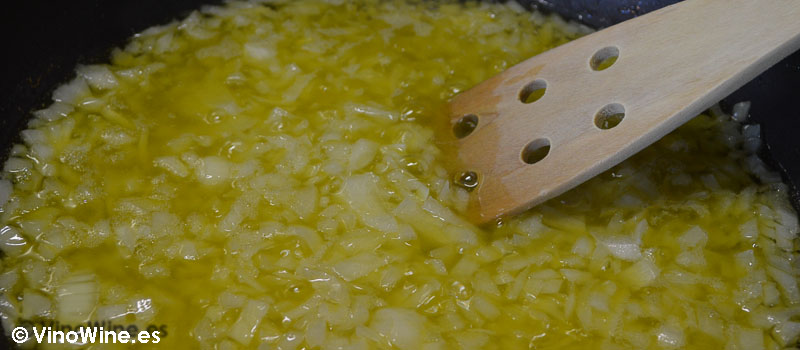 Caramelizar la cebolla a fuego lento en abundante aceite