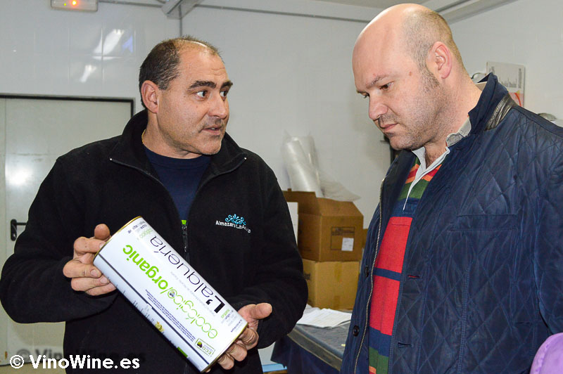 Toni cuenta a Jose Ruiz como elaboran el aceite orgánico de Almazara de La Alquería