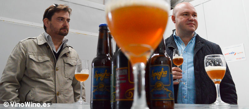 José Enrique y Jose atienden a Toni de cerveza artesanal Spigha