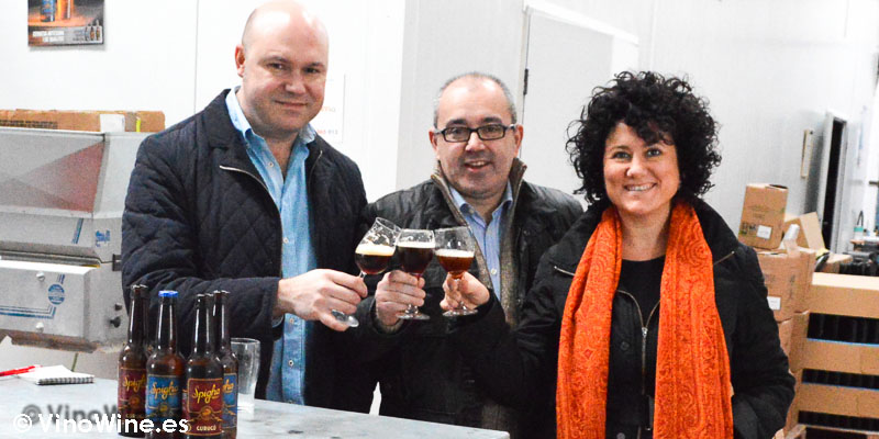 ¡Salud! Ana y Jose brindan con Toni con cerveza artesanal Spigha