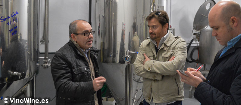 Toni Alós explica a José Enrique y Jose la elaboración de cerveza artesanal Spigha