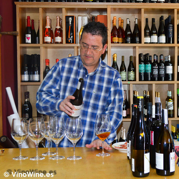 Toño de la tienda de vinos El Ricón del Arpa en Tarazona