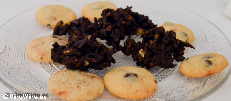 Rocas de chocolate negro y unas galletitas de Ca Pepico de Valencia