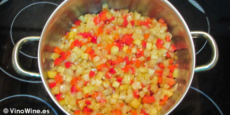 mezcla y cuece brevemente receta milhojas de boquerones verduras y wonton de Toni Grimalt