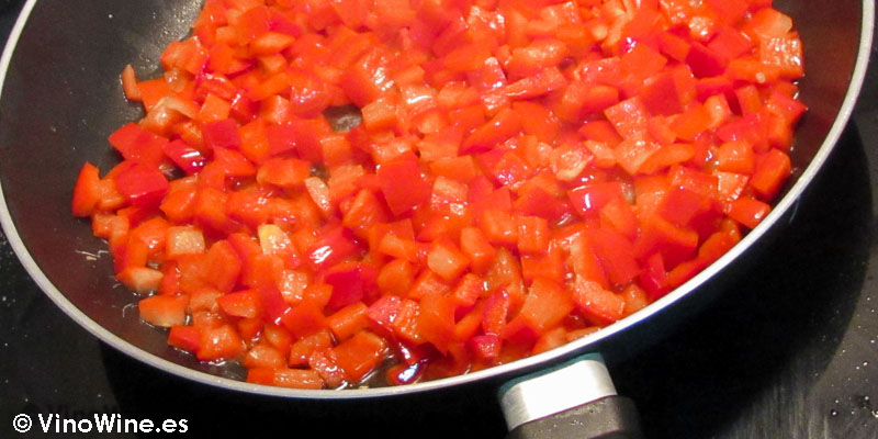 Sofríe las verduras por separado la receta milhojas de boquerones verduras y wonton de Toni Grimalt