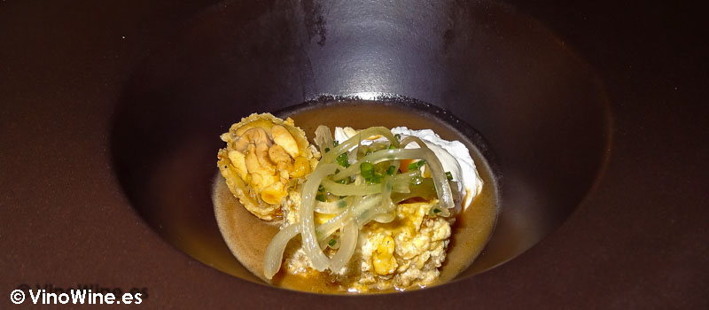 Pollastre con salsa chi huan cay y huevo de periquitade Restaurante Bon Amb