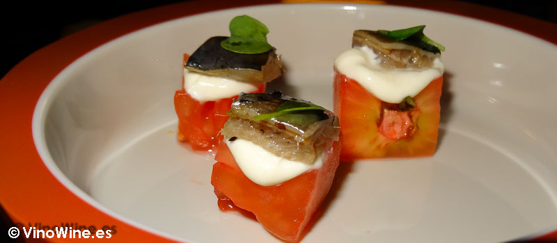 Tomate en osmosis de salmuera de cebolla crema de raifort y sardina ahumada de Restaurante Bon Amb