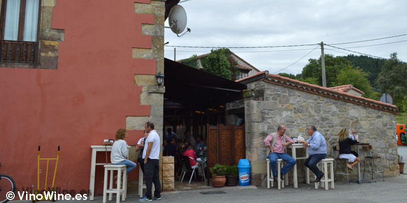 Esperando mesa en Hermanas Cofiño en Cantabria