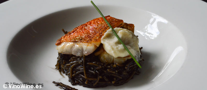 Fideo negro de calamar lomo de salmonete y coliflor de Restaurante Nueva Torruca en Cantabria