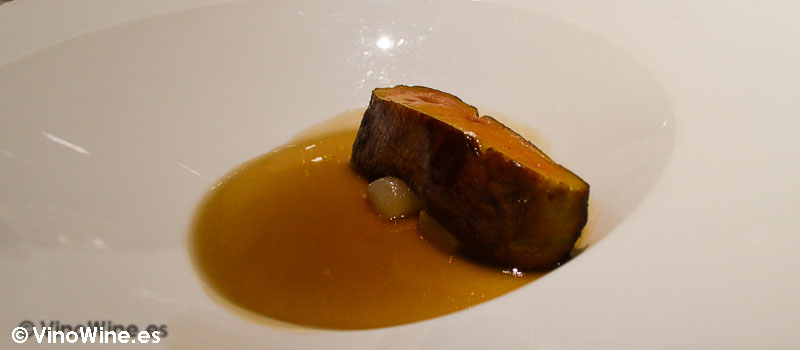Foie asado pera y extracto de cebolla de roja de Zalla de Álbora en Madrid
