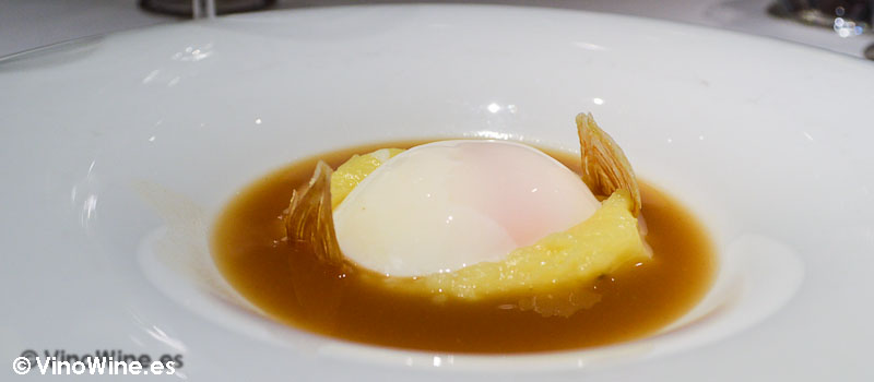Huevo asado con puré de patata fondo de moho blanco y pieles de bacalao de Álbora en Madrid