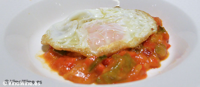 Pisto con  huevo frito de Bodega García de la Navarra