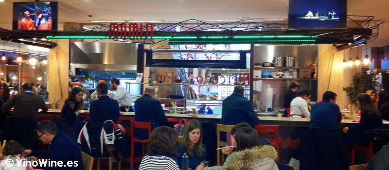 A tope las mesas y barra del Momiji en Martin & Mary Sushi Bar en Valencia