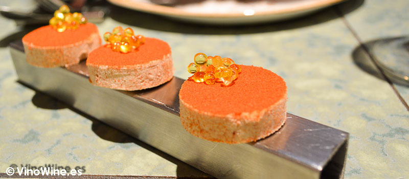 Polvorón de tomate y caviaroli de arbequina de Disfrutar en Barcelona