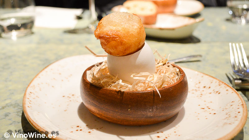 Yema de huevo crujiente con gelatina de setas de Disfrutar en Barcelona