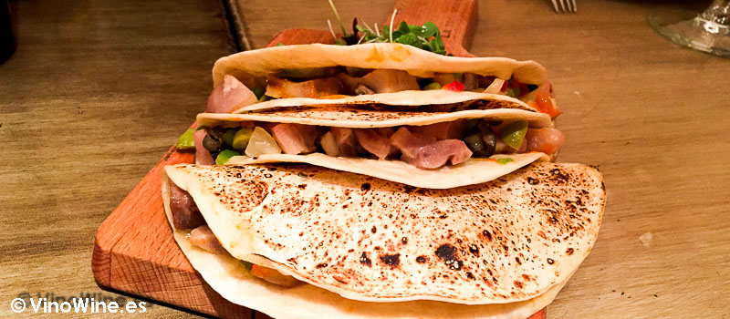 Tacos de morro con encurtidos y anchoa de La Tasquería en Madrid