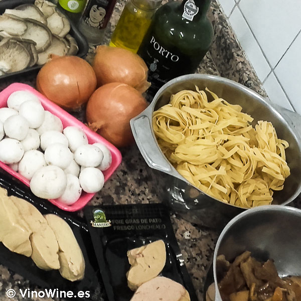 Ingredientes para la receta de pasta tagliatelle con setas y foie