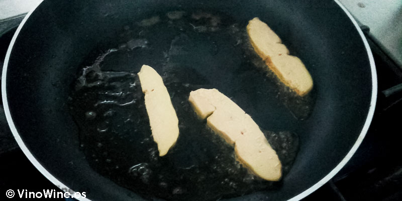 Marcar el foie para la receta de pasta tagliatelle con setas y foie