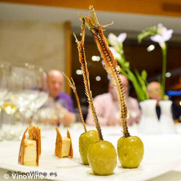 Vermut alcoyano aceituna con raspa de anchoa y gelatina de herbero; chambi de pericanade Restaurante L'Amagatall de Tota en Alcoy