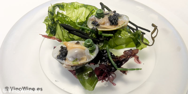 Almejas con caviar y lima de Restaurante L'ABaC en Barcelona
