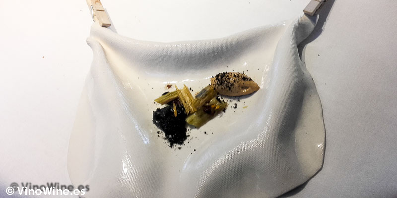 Calçots crocantes carbón de ajo negro y romesco emulsionado de Restaurante L'ABaC en Barcelona