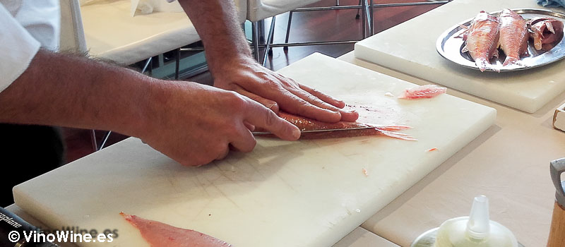 Limpieza y fileteado de los salmonetes en el taller en Vinícolas by Raúl Aleixandre