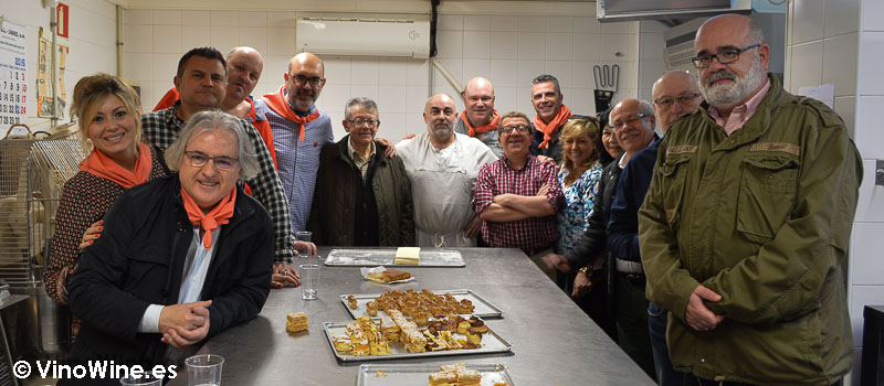 Restauranteros en el obrador de San Miguel probando el Hojaldre de Torrelavega en Cantabria