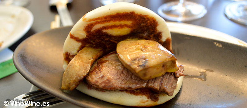 Pan gao bao con solomillo de ternera, foie fresco y salsa kabayaki de La Cuina Restaurant en Ontinyent