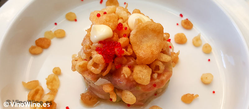 Tartar de salmón y aguacate con huevas de tobiko y migas de tempura en La Cuina Restaurant en Ontinyent