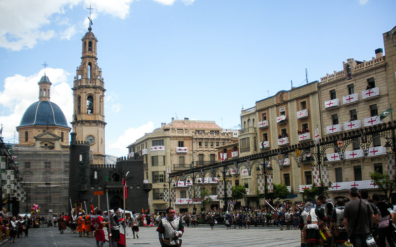 Plaza de España en Alcoy durante las fiestas de Moros y Cristianos