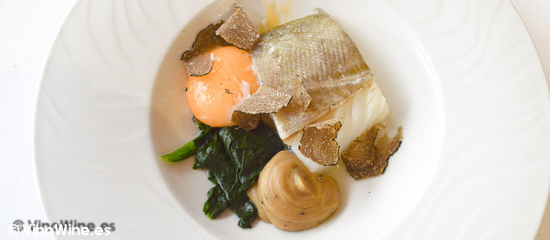 Bacalao con garbanzos trufados, espinacas y huevo del Restaurante L'Amagatall de Tota en Alcoy