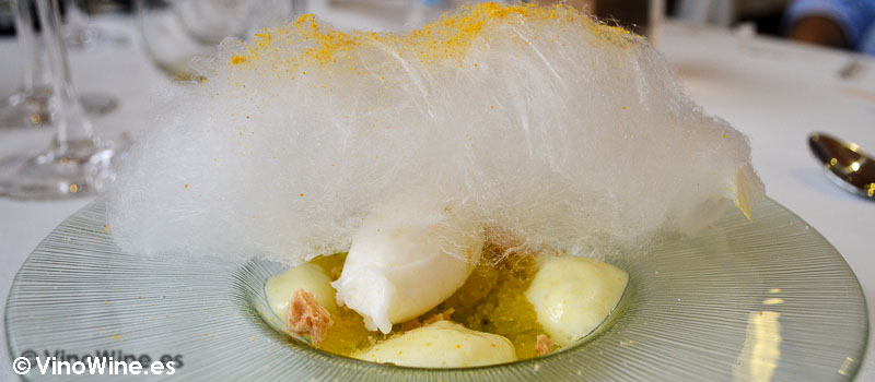 Granizado de naranja y menta, sorbete de lima, merengues secos y húmedo y algodón de azúcar con sal de naranja en el Restaurante L'Amagatall de Tota de Alcoy