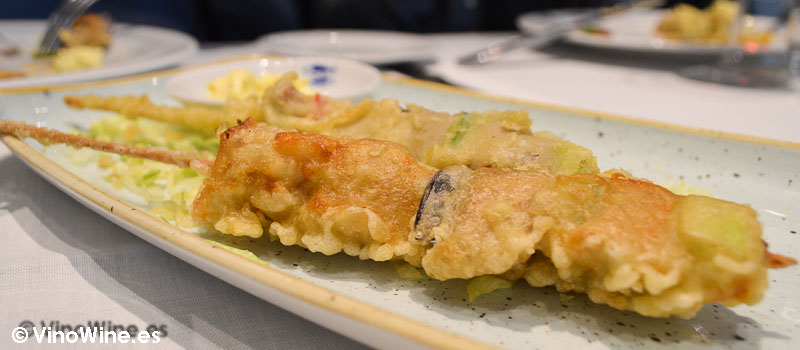 Brochetas de atun rojo en tempura del Restaurante El Campero en Barbate