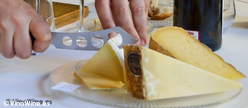 Corte de quesos franceses en el Restaurante La Salita de Valencia