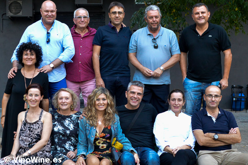 Foto final de Begoña Rodrigo, junto con los asistentes al Restaurante La Salita de Valencia