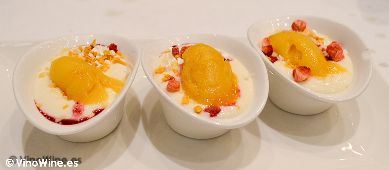 Crema de limón con sorbete de mango, culis de frutas rojas y peta zetas con frutas del bosque del Restaurante Mannix en Campaspero provincia de Valladolid