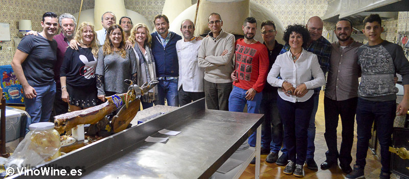 Foto de grupo del Encuentro Verema Ribera de Duero en las cocinas del Restaurante Mannix en Campaspero provincia de Valladolid