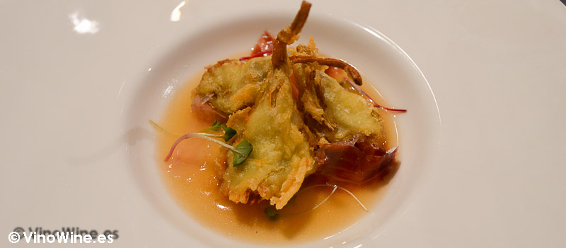 Alcachofas en tempura con salsa de chile y jamón del Restaurante El Laurel de Cocentaina