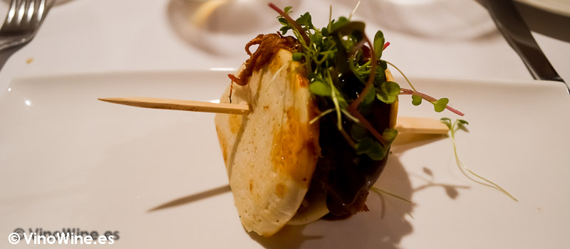 Pan Bao con pato Pekin y Ketchup de Tamarillo del Restaurante El Laurel de Cocentaina
