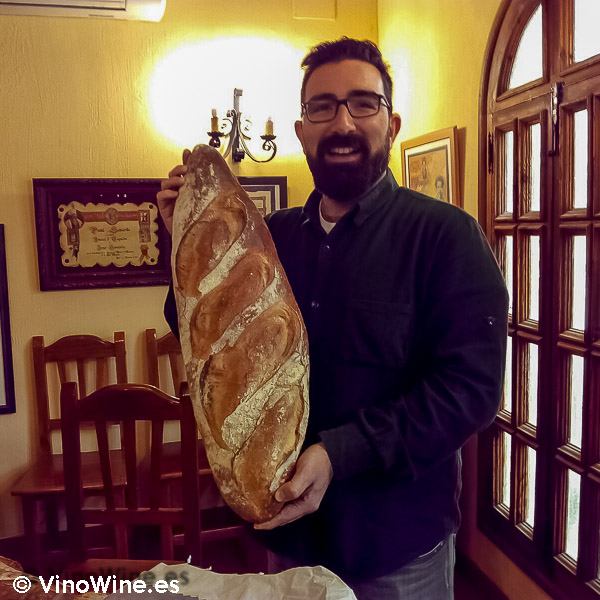 Dani Cervera con el magnífico pan elaborado por el mismo para la Cata Vertical de Beryna 2003 al 2010