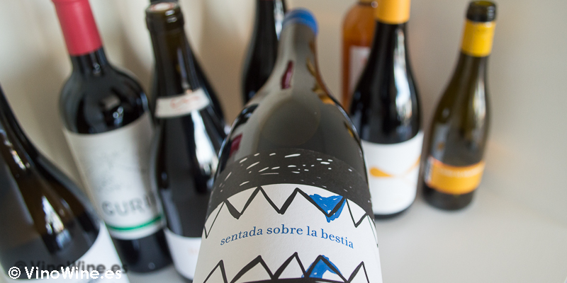 Sentada sobre la bestia azul 2014, uno de los 10 vinos valencianos seleccionados por Jose Ruiz