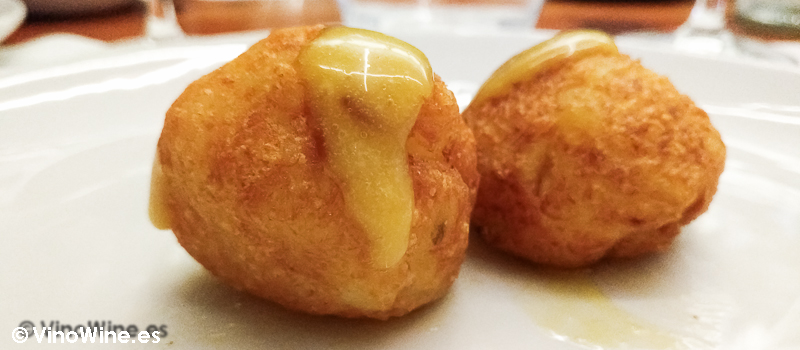 Buñuelos de bacalao con all i oli suave de miel del Restaurante Entrevins de Valencia