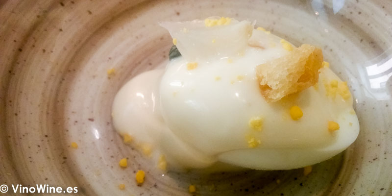 Huevo cocido relleno de bonito del Restaurante La Bien Aparecida de Madrid