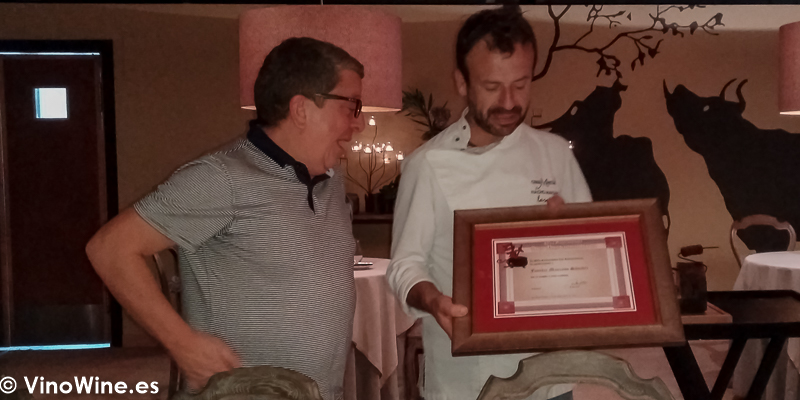 Isaac Aguero hace entrega del agradecimiento de La Pena los Restauranteros a Nacho Manzano en su Restaurante La Salgar de Gijon