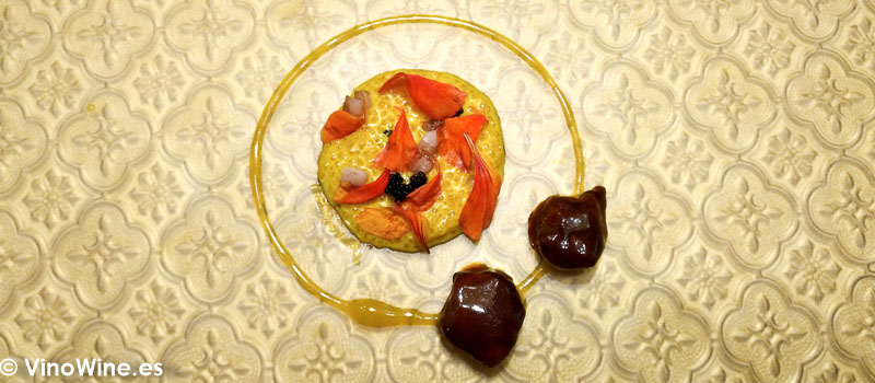 Carrillera de cordero lechal a la milanesa XO con su tuetano y flores de capuccina al calamansi Conceptos italianos con aroma y sabores de Bombay en el Restaurante DiverXO de Madrid