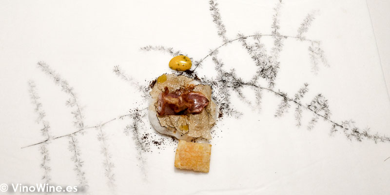 Chipironcitos de playa en 2 cocciones versión “chili crab” de chiles chipotles con vermicellis de arroz estofados con emulsión de riesling y trufa de verano en Restaurante DiverXO de Madrid