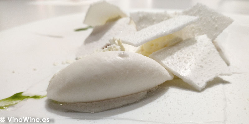 Chocalate blanco guayaba emulsion de limoncello clorofila y crema helada de Lichis galanga delRestaurante DiverXO de Madrid