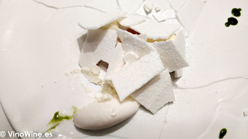 Chocalate blanco guayaba emulsion de limoncello clorofila y crema helada de Lichis galanga delRestaurante DiverXO en Madrid